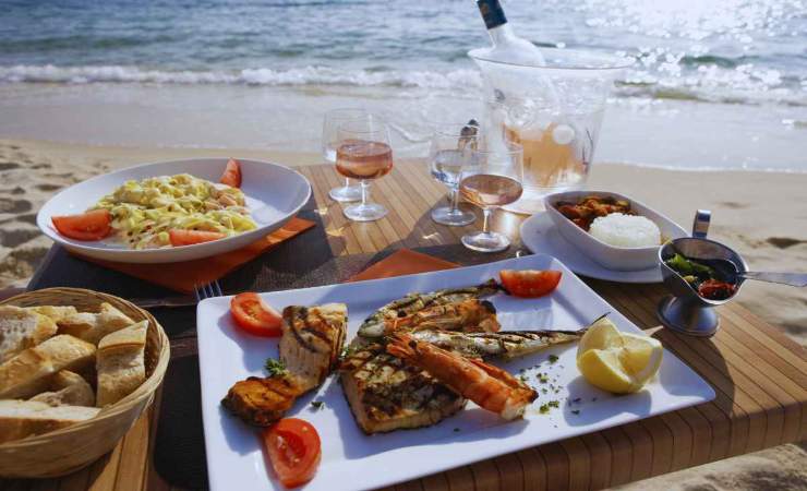 gli alimenti da non mangiare in spiaggia