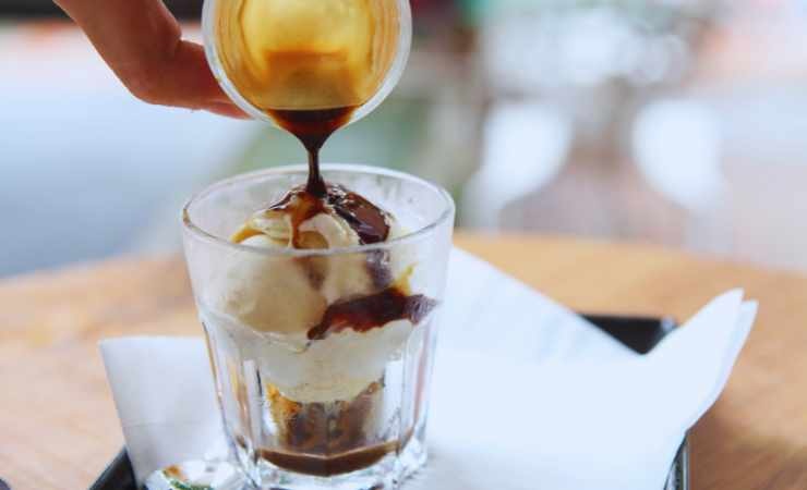 preparazione del gelato affogato al caffè